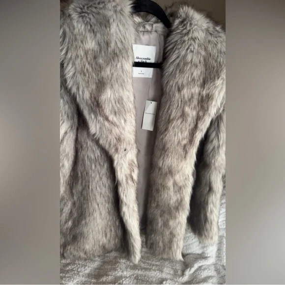 NWT Abercrombie & Fitch Faux Fur Coat - Picture 6 of 8